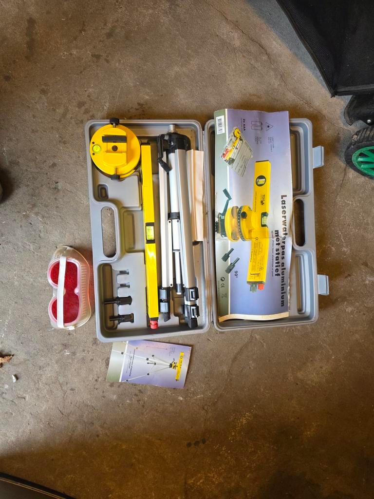 Laserwaterpas met statief en accessoires, Ophalen of Verzenden, Zo goed als nieuw, Overige meters