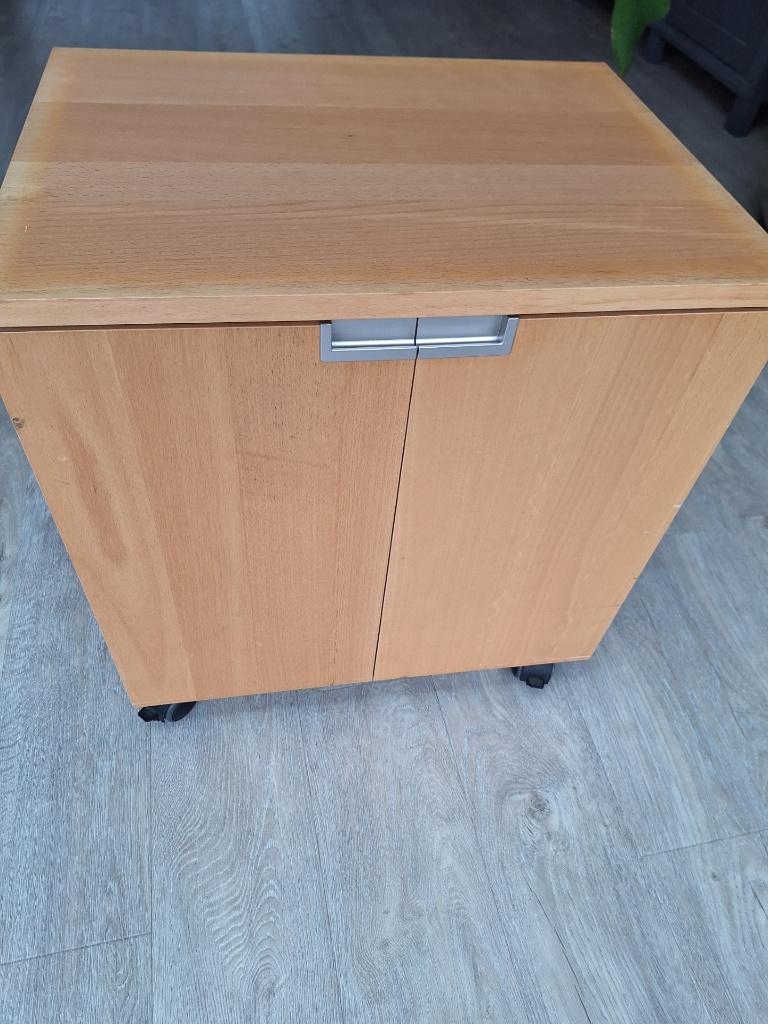 Kastje verrijdbaar bureau, Huis en Inrichting, Bureaus, Ophalen, Overige typen, Gebruikt, Hout