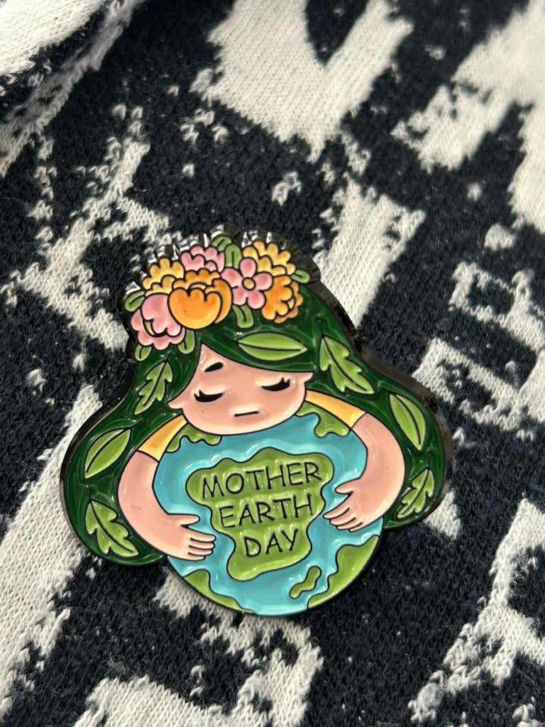 Pin Mother earth day, Ophalen of Verzenden, Nieuw, Minder dan 4 cm, Overige materialen