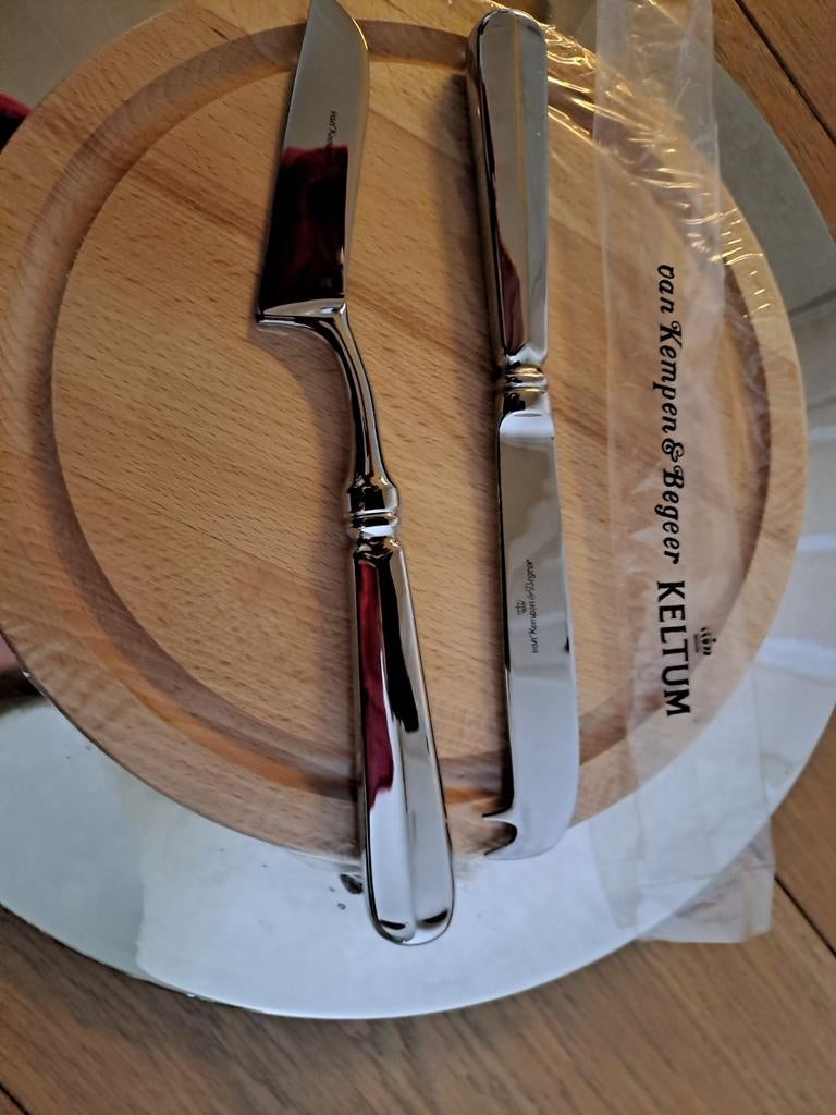 Onderschaal, kaasplank, 2 kaasmessen, Van Kempen & Begeer, Huis en Inrichting, Keuken | Bestek, Ophalen of Verzenden, Nieuw, Rvs of Chroom