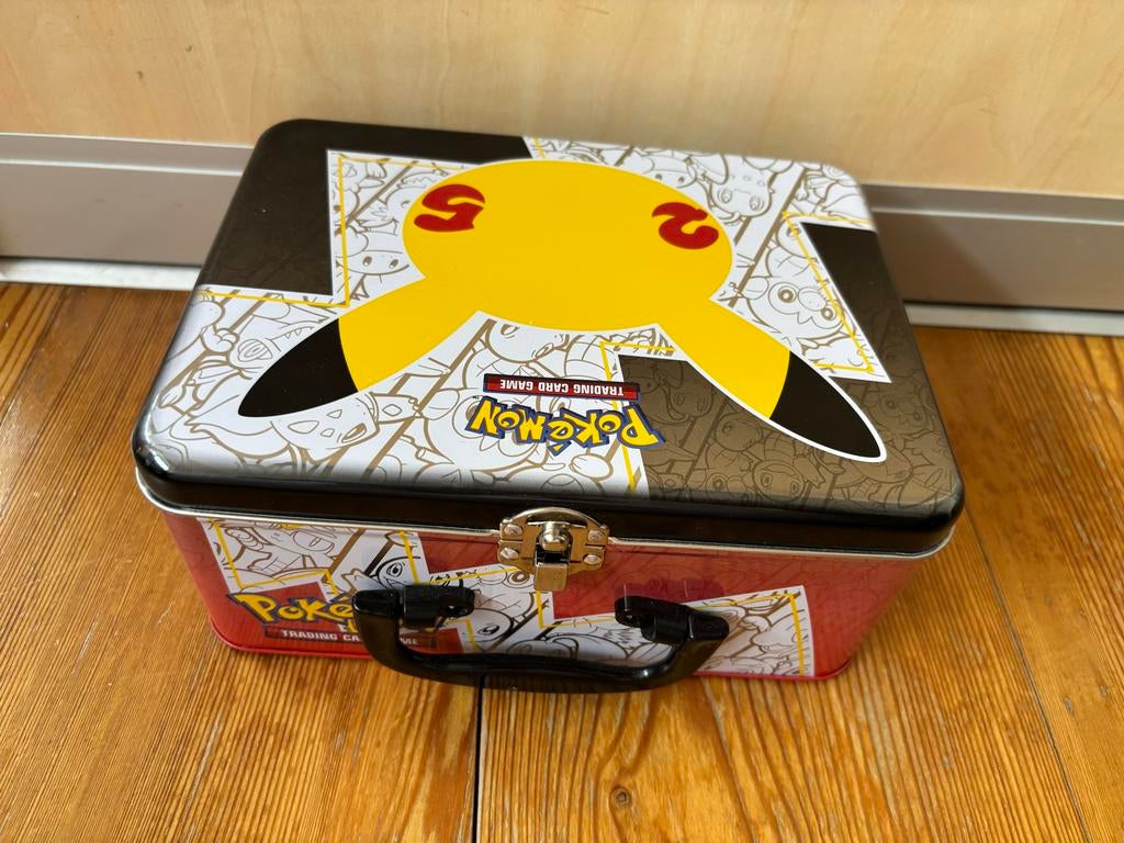 Pokémon Celebrations Collector Chest (Leeg), Hobby en Vrije tijd, Verzamelkaartspellen | Pokémon, Ophalen of Verzenden, Gebruikt