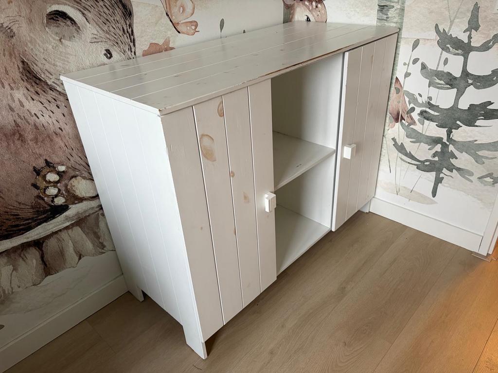 Witte commode met 2 deurtjes en open vakken, Ophalen, Gebruikt, 50 tot 70 cm, 100 cm of meer