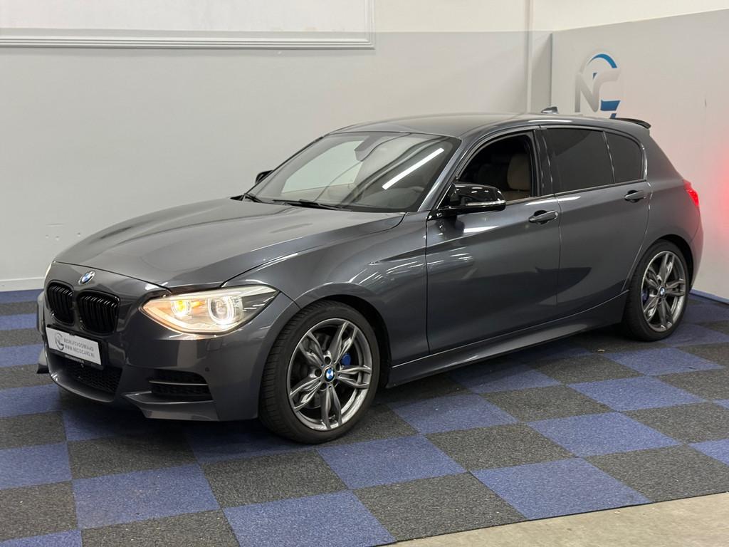 BMW 1-serie M135i xDrive Business / RIJDT SCHAKELT GOED / DE, Auto's, Gebruikt, Bedrijf, Zilver of Grijs, Hatchback