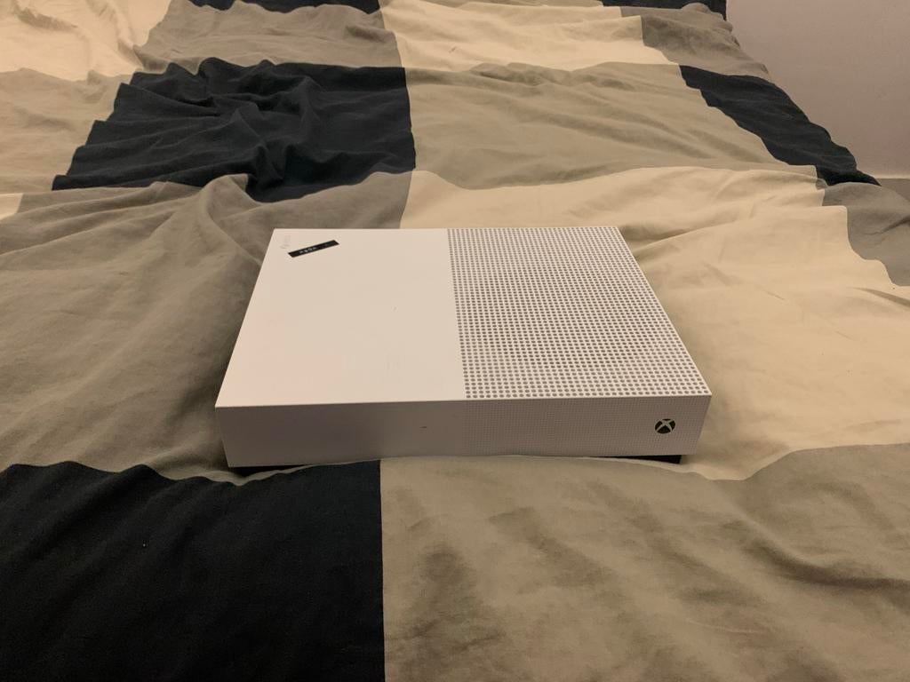 Xbox One S All-Digital Edition in goede staat met kabels, Spelcomputers en Games, Spelcomputers | Xbox One, Xbox One S All-digital