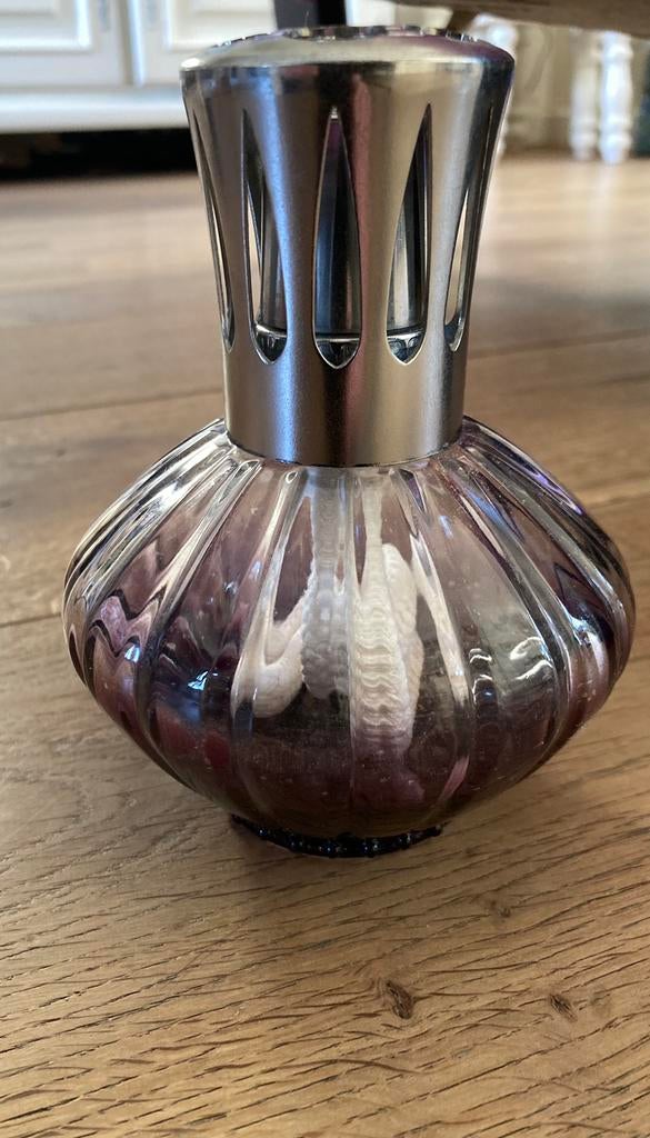 Lampe Berger lila paars glas, Huis en Inrichting, Ophalen of Verzenden, Overige materialen, Minder dan 25 cm