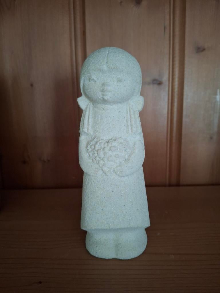 Beeldje van meisje met bloemen, zandkleurig, Marbell Stone A, Verzamelen, Beelden en Beeldjes, Ophalen of Verzenden, Zo goed als nieuw