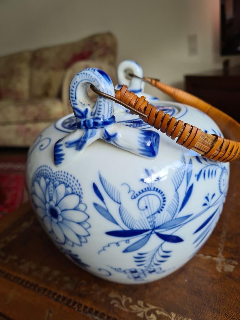 Antieke Delfts Blauwe Theepot met Rotan Hengsel, Ophalen of Verzenden