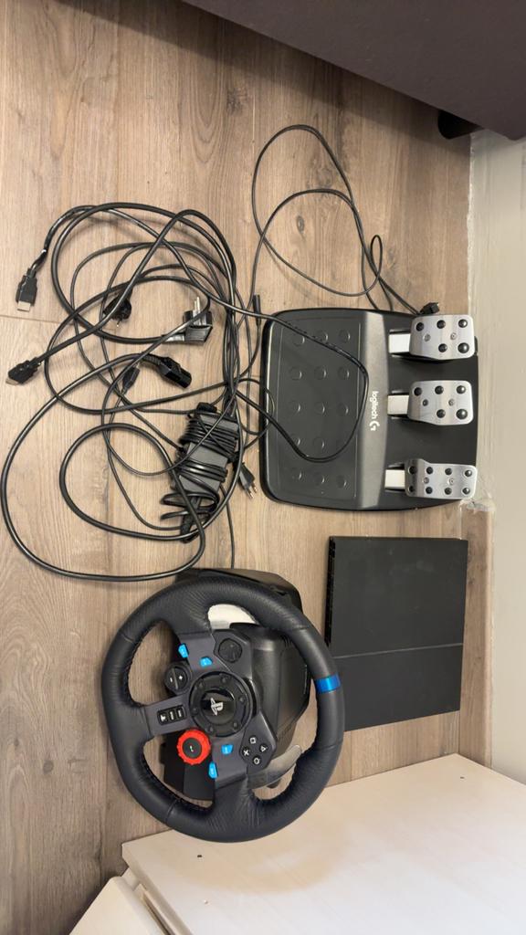 Logitech G29 racestuur met pedalen en PlayStation 4, Ophalen of Verzenden, Gebruikt, Zonder controller, Slim