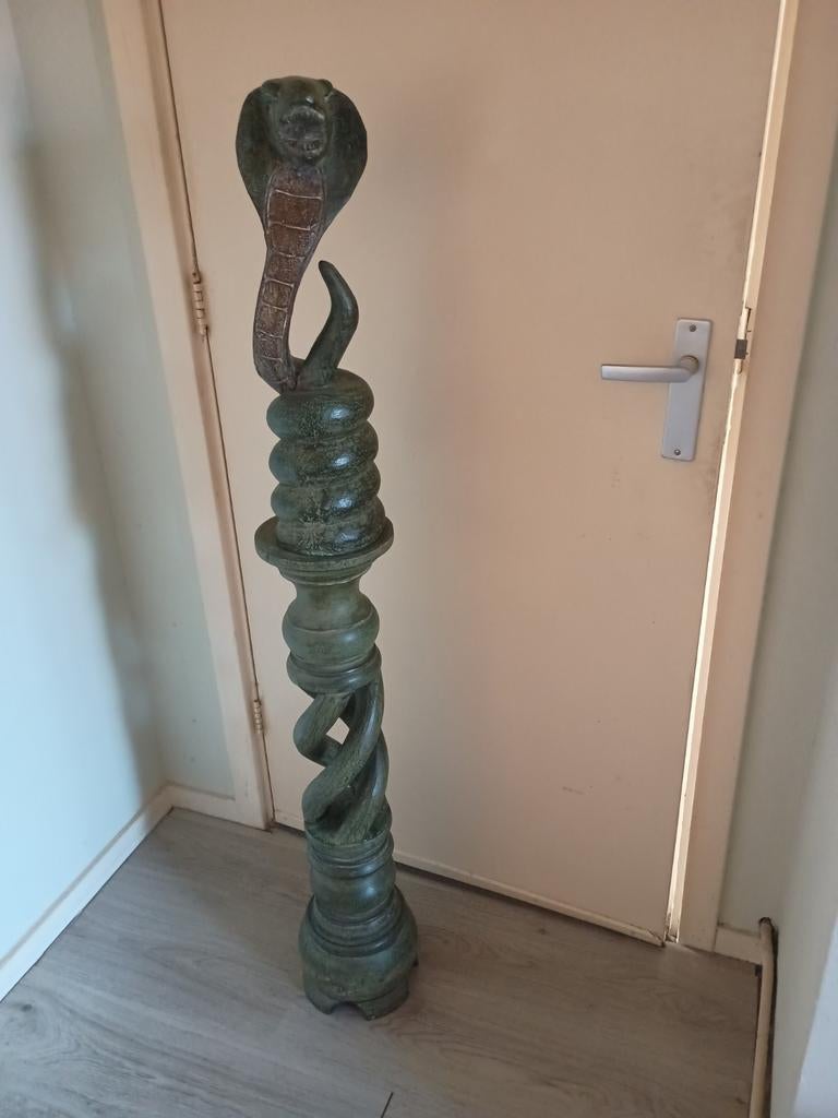 Houten cobra op sokkel, Huis en Inrichting, Ophalen, Zo goed als nieuw