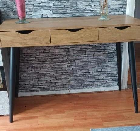 Houten sidetable met drie lades en zwarte poten, Huis en Inrichting, Tafels | Sidetables, Ophalen, 100 tot 150 cm, Zo goed als nieuw