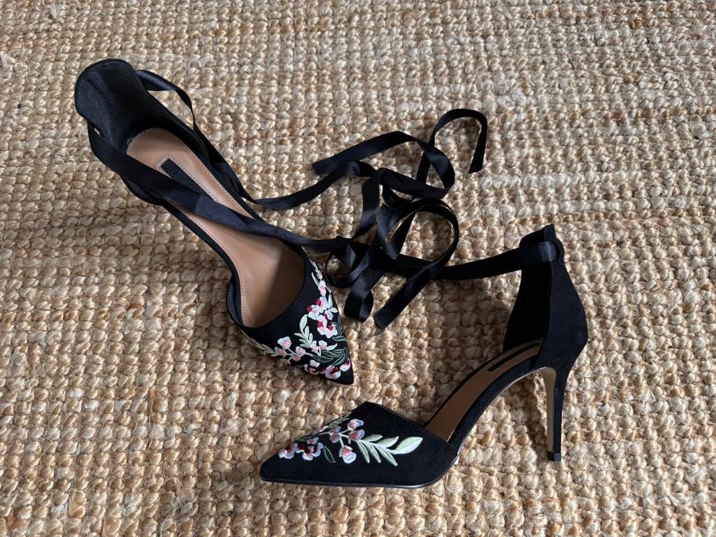 Geweldige pumps met bloemen (39) en enkellinten, Kleding | Dames, Schoenen, Pumps, Zwart, Nieuw, Ophalen of Verzenden