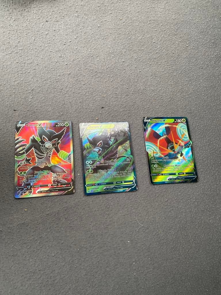 Pokémon V Kaarten: Zarude V (2x) & Orbeetle V, Hobby en Vrije tijd, Verzamelkaartspellen | Pokémon, Ophalen of Verzenden, Zo goed als nieuw