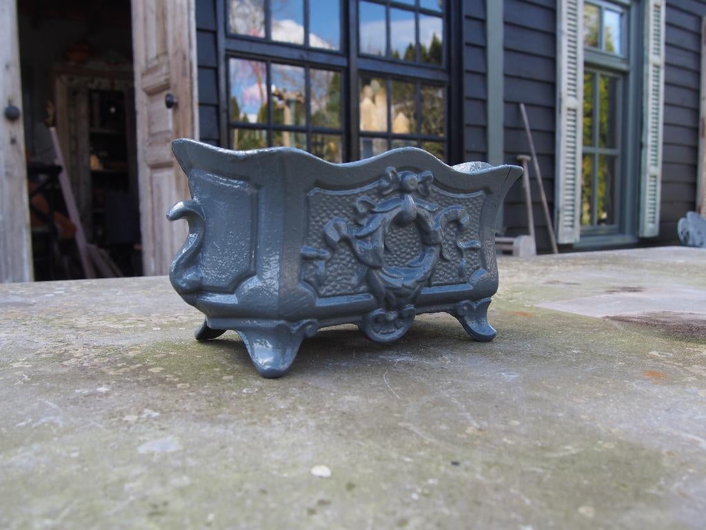 Kleine gietijzeren Jardiniere, Gebruikt, Ophalen of Verzenden, Balkon, Metaal