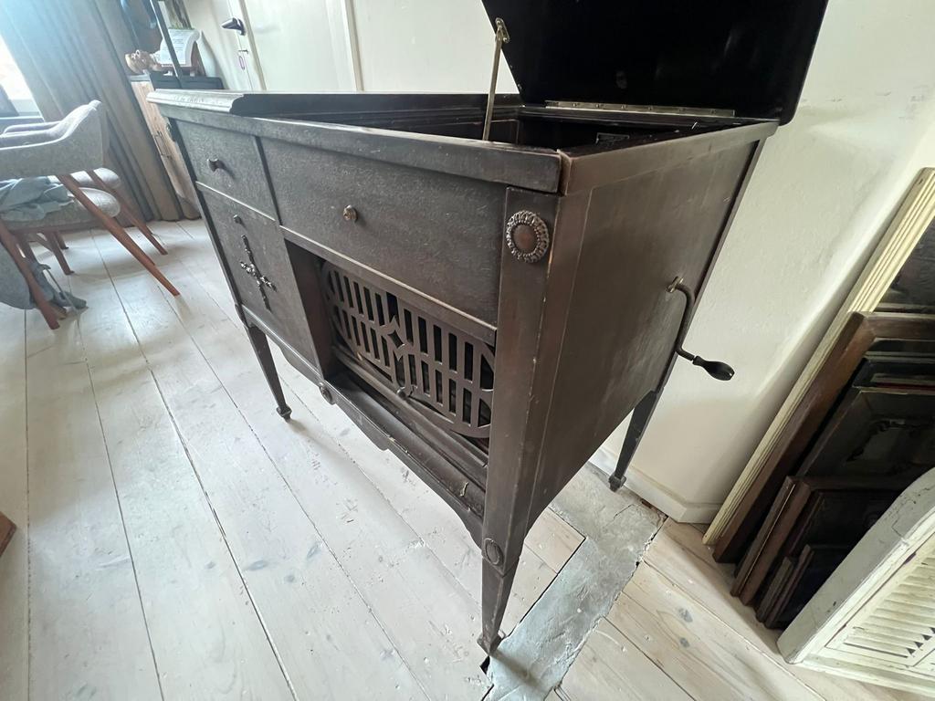 Zeer oude platenspeler, Ophalen