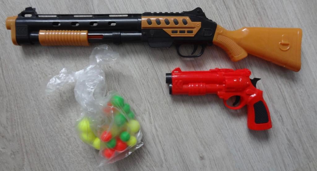 Speelgoed pistolen met plastic balletjes, Ophalen of Verzenden, Gebruikt