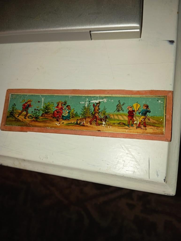 Antieke toverlantaarn glasplaat met kinderfiguren, Ophalen of Verzenden