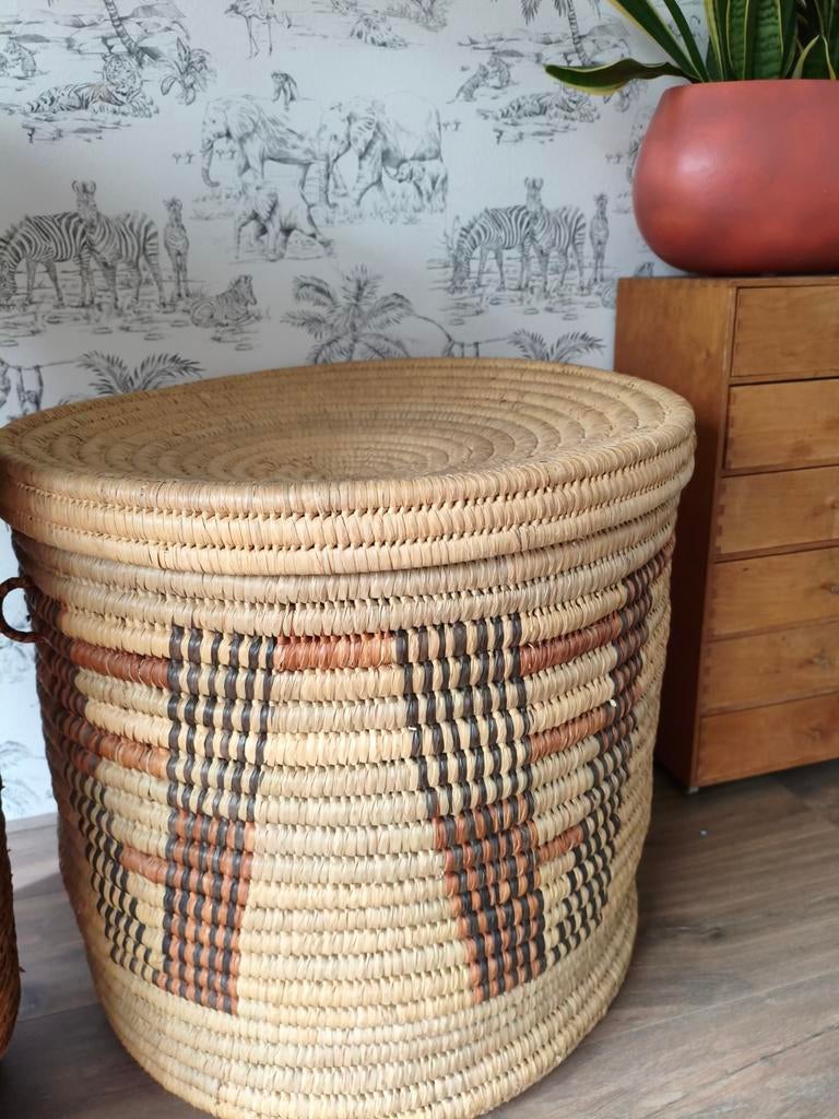 XXL boho stijl mand diamtr 60cm h 56cm Afrikaans handgemaakt, Huis en Inrichting, Woonaccessoires | Schalen en Manden, Ophalen