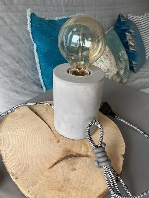 leeslamp betonnen tafellamp Charis betonvoet bollamp nieuw!, Huis en Inrichting, Lampen | Tafellampen, Nieuw, Ophalen of Verzenden