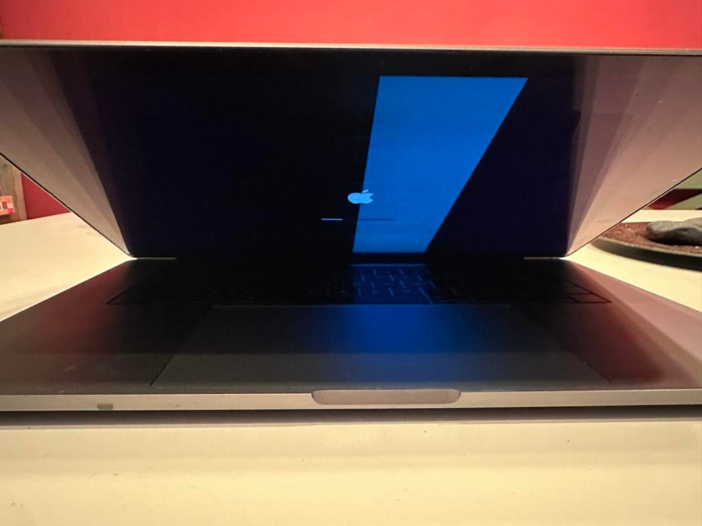 MacBook Pro 2017 met defect scherm, verder werkend, Computers en Software, Apple Macbooks, Ophalen of Verzenden, Niet werkend