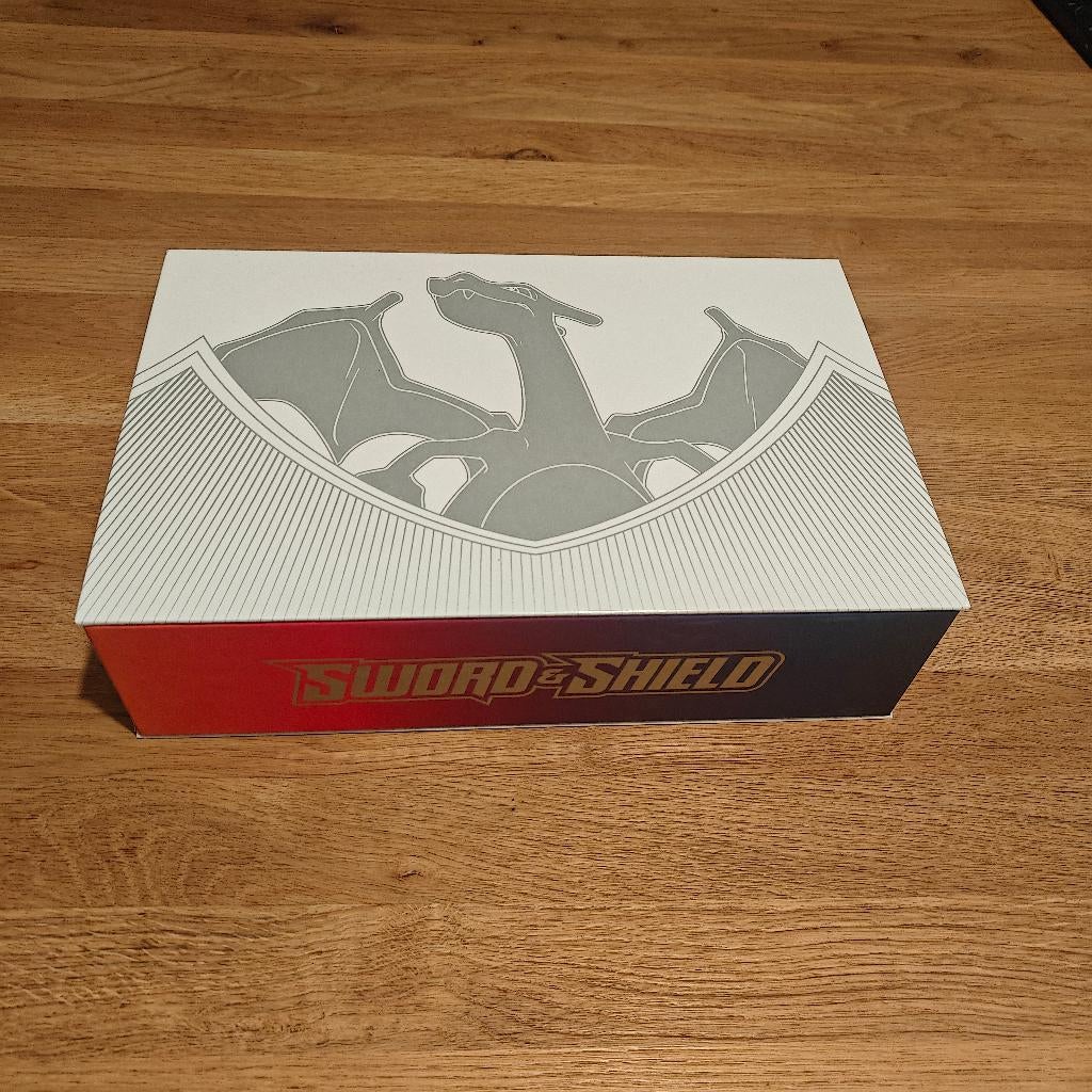 Ultra Premium Collection Box [Charizard] Sword & Shield, Hobby en Vrije tijd, Verzamelkaartspellen | Pokémon, Ophalen of Verzenden
