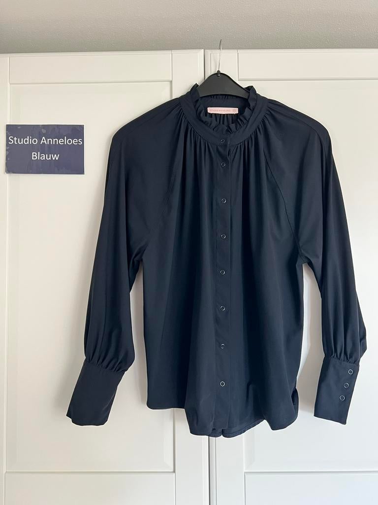 Studio anneloes lyon ruffle blouse M donkerblauw travelstof, Blauw, Maat 46/48 (XL) of groter, Ophalen of Verzenden, Zo goed als nieuw