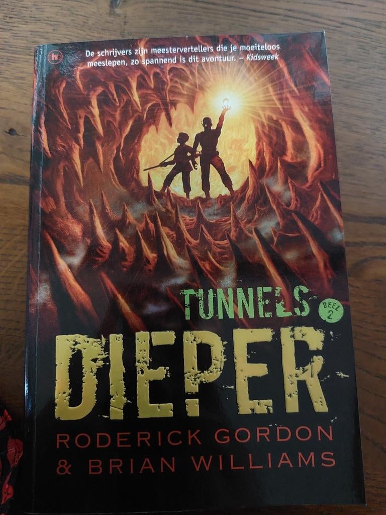 Tunnels - Dieper (deel 2) - Roderick Gordon & Brian Williams, Boeken, Ophalen of Verzenden, Gelezen, Roderick Gordon & Brian Williams