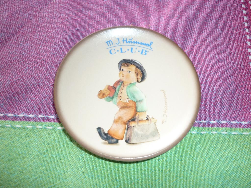 Goebel hummelbordje van de club in goede staat, Ophalen of Verzenden