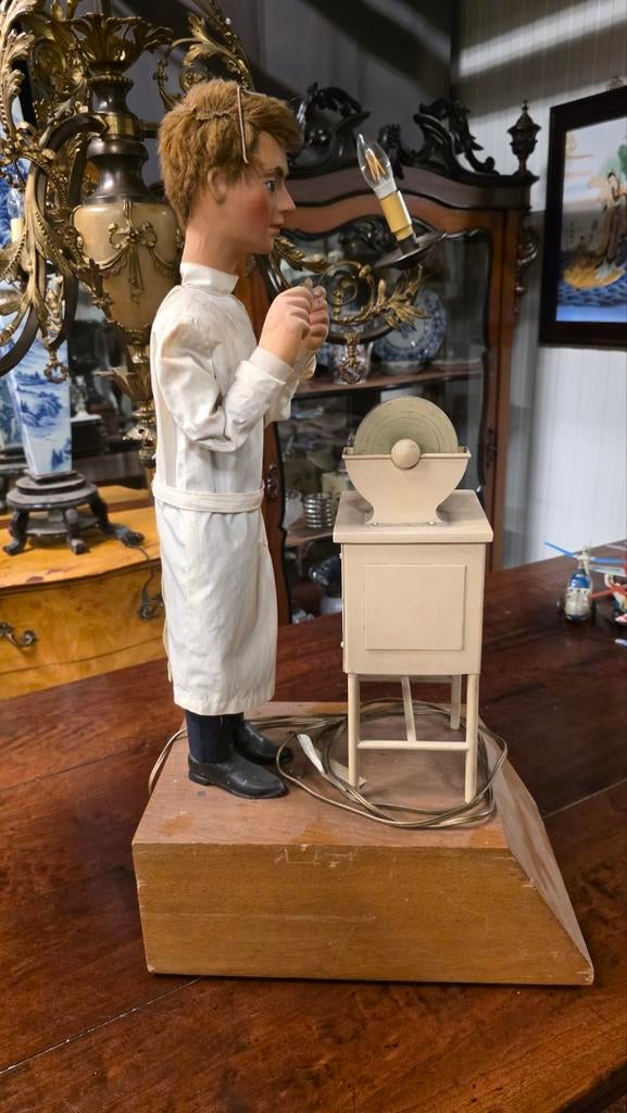 Elektrich bewegende antieke etalage automaat, Ophalen