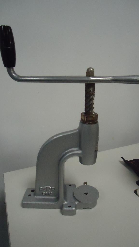 Astor   Knopenmachine   51M, Gebruikt, Naaimachine, Industrieel, Ophalen