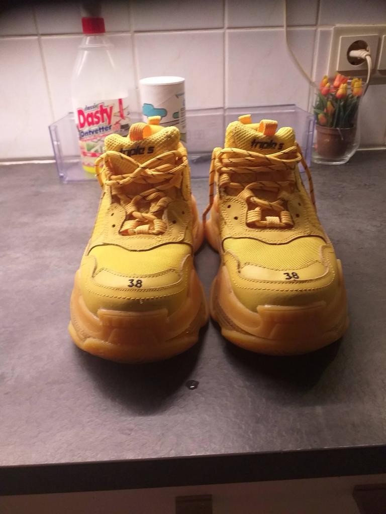 Balenciaga tripple s maat 38, Geel, Overige typen, Ophalen of Verzenden, Zo goed als nieuw
