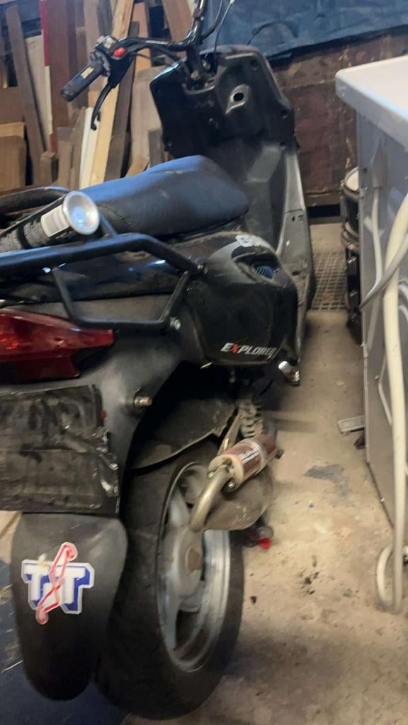 Scooter generic cracker.     Hij is op blauw kenteken.   Hij, Ophalen, Benzine, Overige modellen