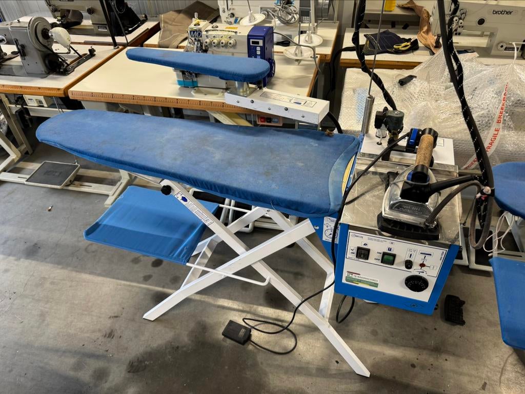 Strijktafel met ingebouwde ketel 5L arm en tafel zuigsysteem, Witgoed en Apparatuur, Strijkijzers en Strijkplanken, Strijkijzer met snoer