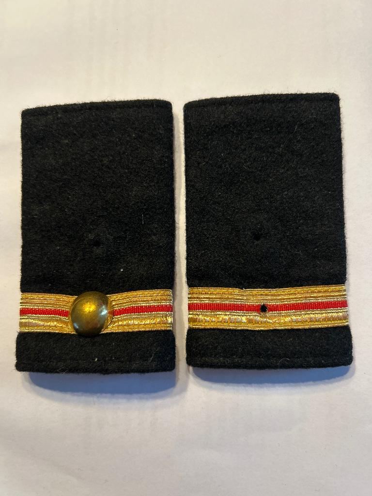 2x schuifpassant/epauletten uniform brandweer, Verzamelen, Verzenden, Landmacht, Nederland, Embleem of Badge