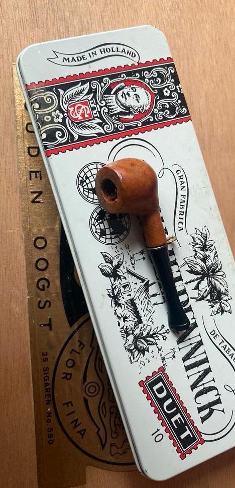 Ienie minie pijpje met tabak erin 5,5 cm, Verzenden, Zo goed als nieuw, Tabaksdoos of Verpakking