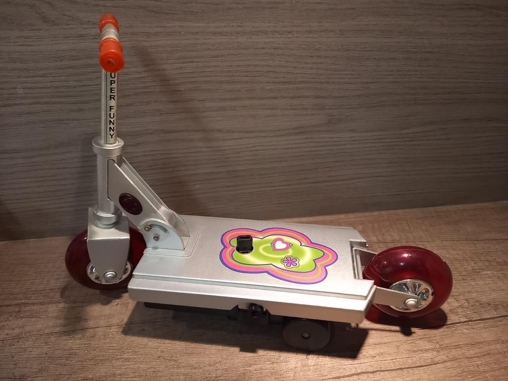 Barbie step. Kan rijden en maakt geluid, Fietsen en Brommers, Ophalen of Verzenden, Gewone step