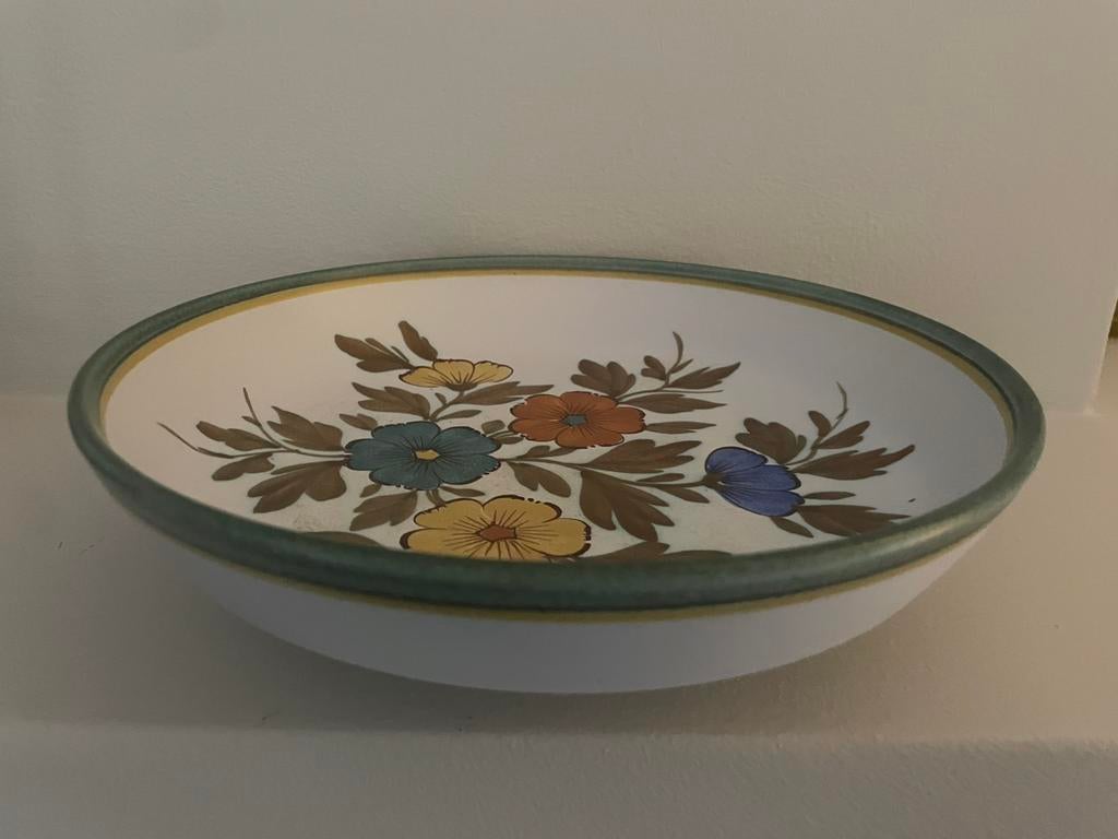 Flora Gouda Holland schaal op voet – Irene 1620 – Ø 27 cm, Antiek en Kunst, Antiek | Keramiek en Aardewerk, Ophalen of Verzenden