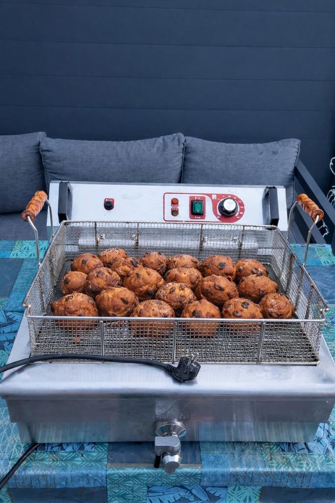 Oliebollen bakken? deze grote frituurpan feest gegarandeerd, Witgoed en Apparatuur, 4 liter of meer, Ophalen, Zo goed als nieuw