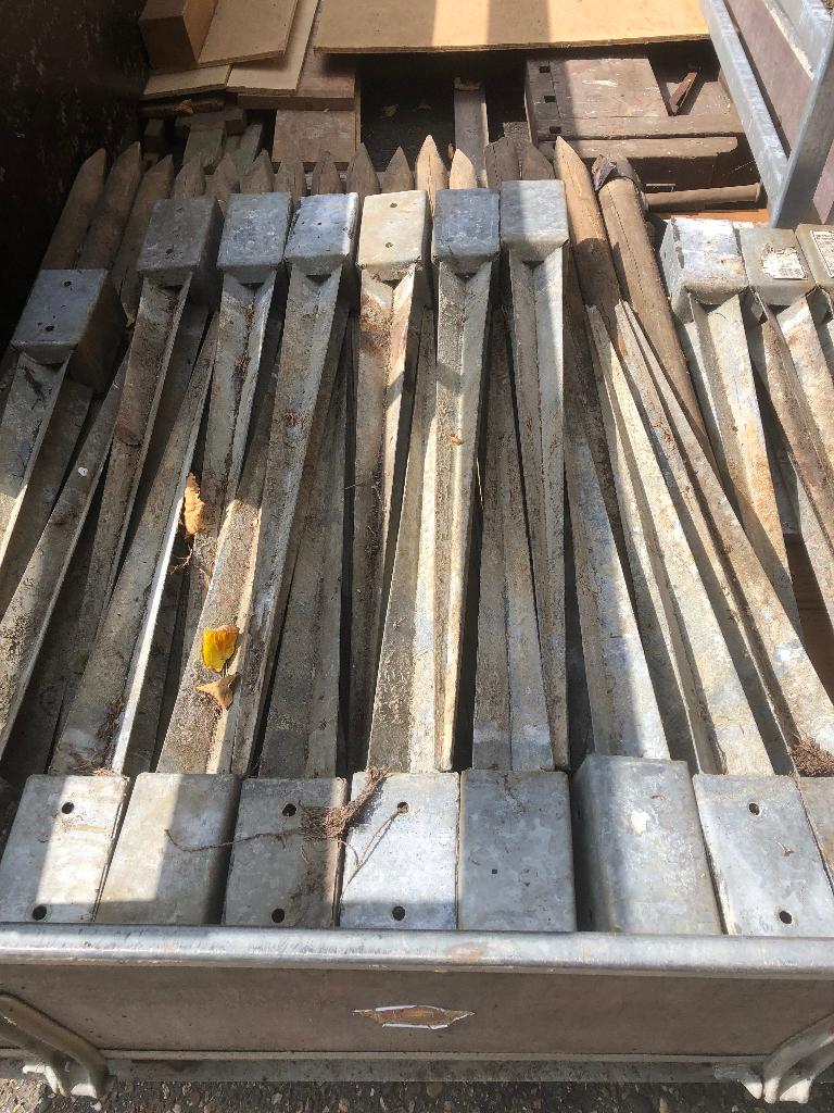 24 Paalhouders met punt voor vierkante palen dikte 9 x 9 cm, Ophalen, Zo goed als nieuw, Minder dan 180 cm, Overige typen