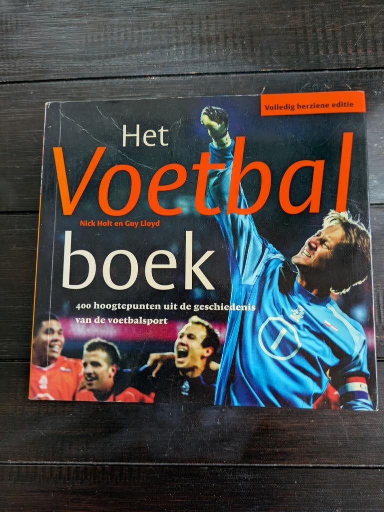 Het Voetbal Boek - Geschiedenis van de Voetbalsport, Boeken, Ophalen of Verzenden, Zo goed als nieuw, Nick Holt en Guy Lloyd, Balsport