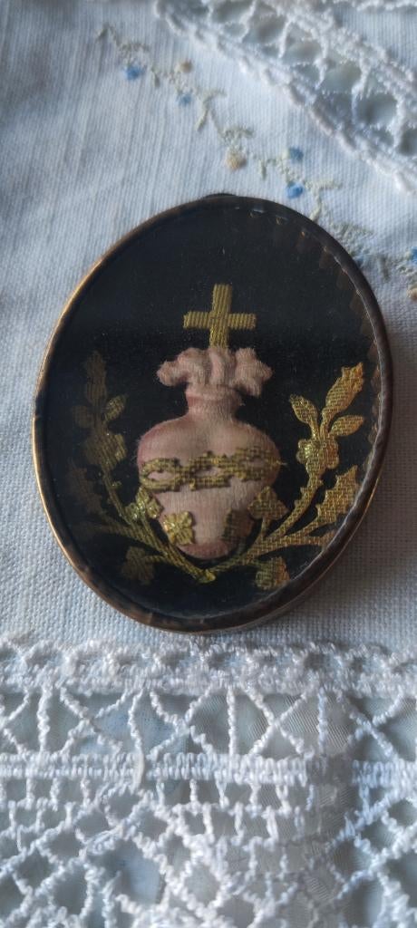261 medaillon Agnus Dei achter glas 1835, Ophalen of Verzenden