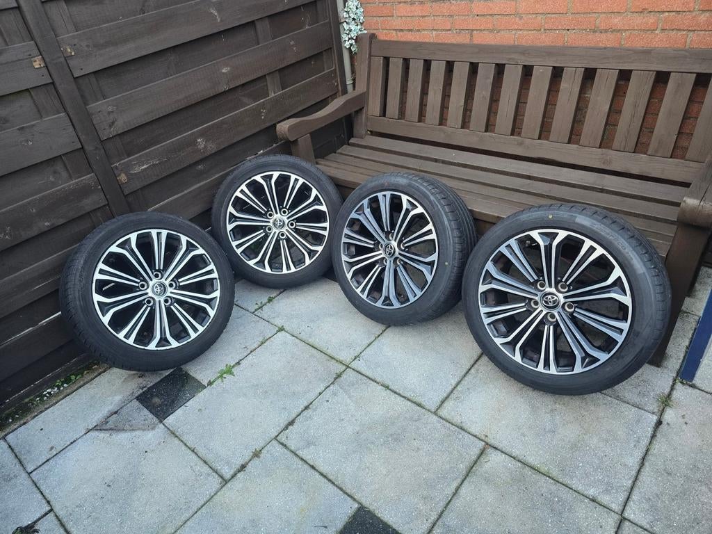 Toyota corolla velgen en banden 225/45/17, 17 inch, Ophalen of Verzenden, Band(en), Zomerbanden