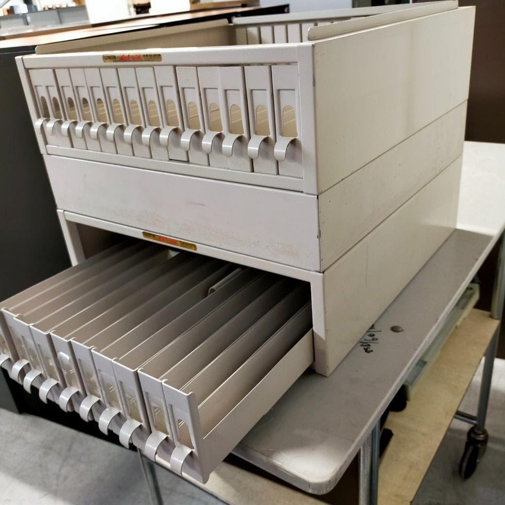 Vintage ladekast met 27 klein laadjes voor opslag dia`s of l, Ophalen, Minder dan 50 cm, Gebruikt, 5 laden of meer