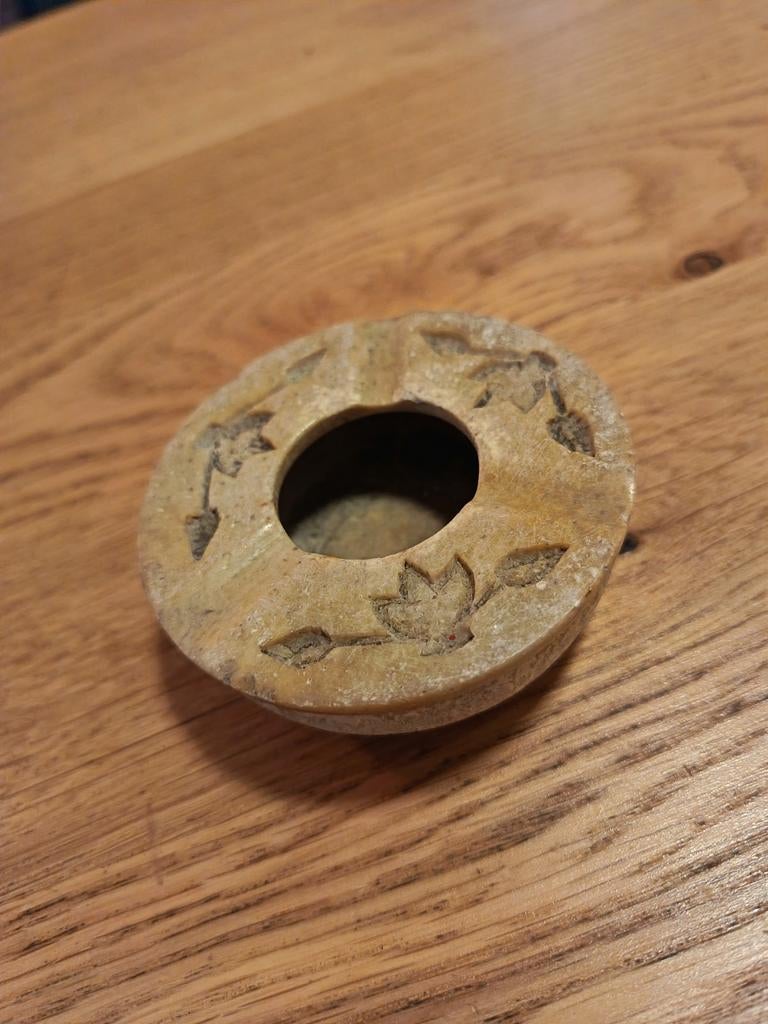 Oude stenen asbak met bloemmotief, Ophalen of Verzenden