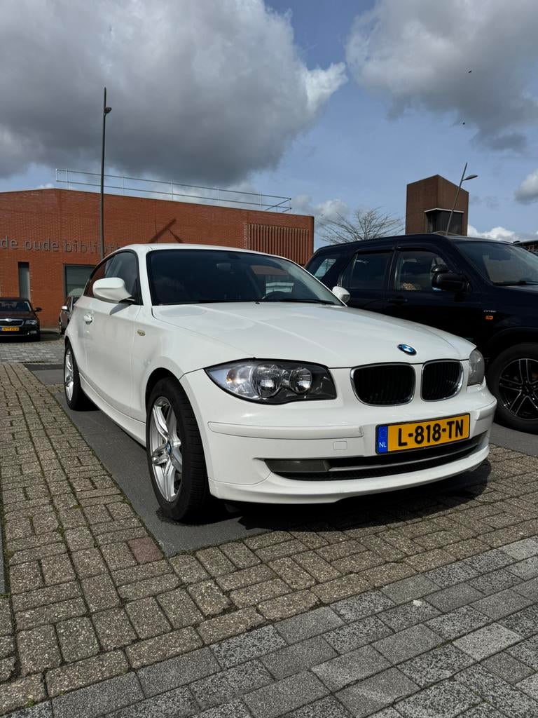 BMW 1-Serie 2.0 116I 3DR 2010 Wit, Auto's, 1-Serie, Euro 5, Achterwielaandrijving, 1995 cc