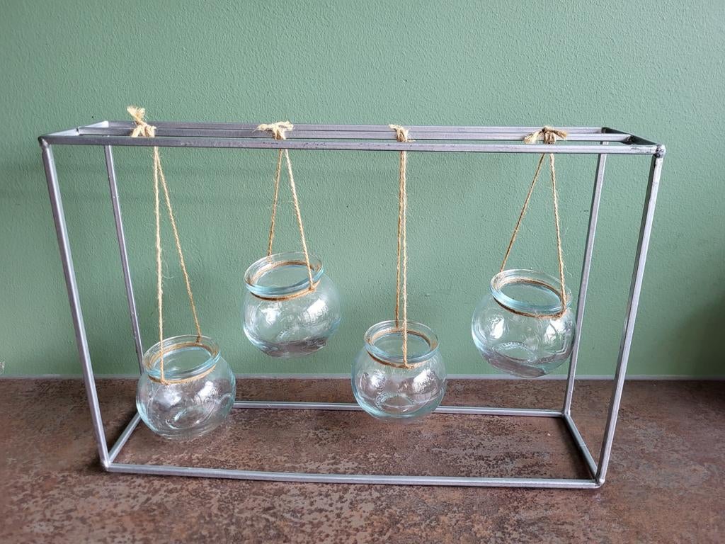 Glazen potjes aan metalen rekje voor stekjes of plantjes, Ophalen