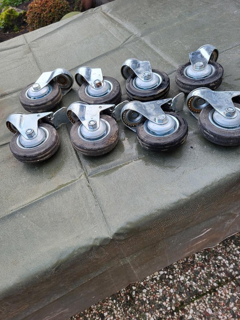 4 groten zwenkwielen, Ophalen, Zo goed als nieuw