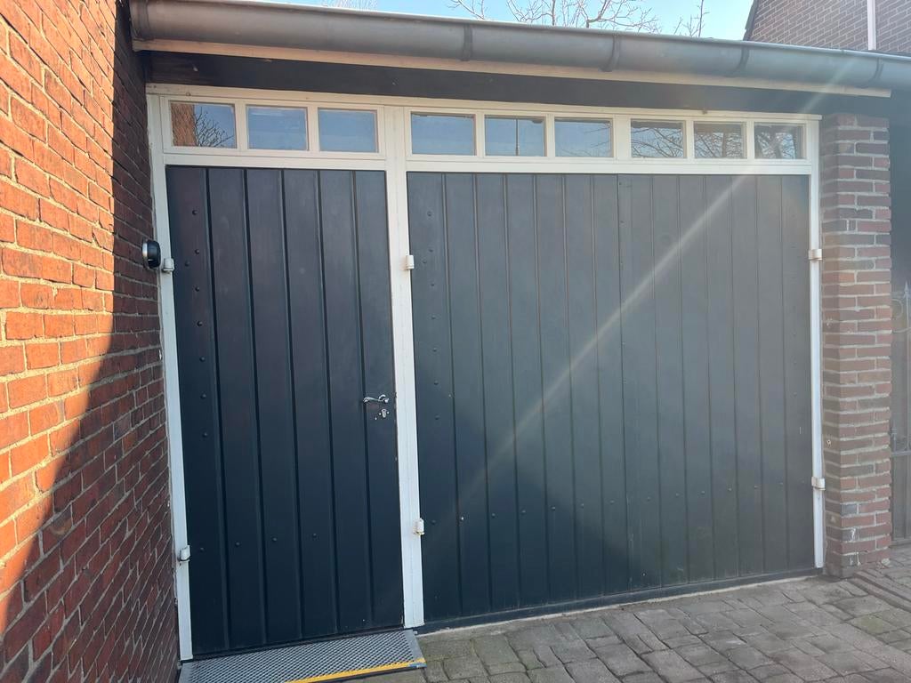 Dubbele eiken garagedeuren met loopdeur en stalen kozijn, Ophalen, Garagedeur, Zo goed als nieuw, Hout