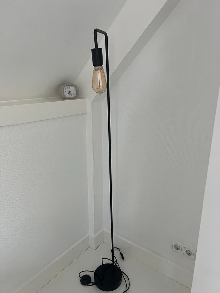 Zwarte staande lamp met Edison gloeilamp, Huis en Inrichting, Lampen | Vloerlampen, Ophalen of Verzenden, Zo goed als nieuw, Metaal