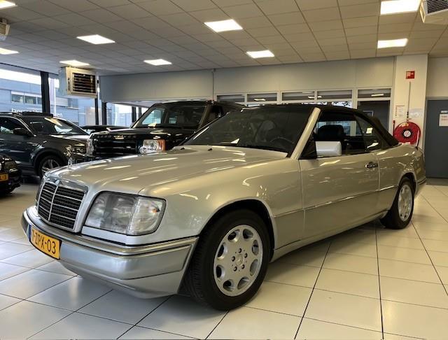 Mercedes-Benz E 320 W124 Cabrio 2e Eigenaar/In Nieuwstaat, Auto's, Achterwielaandrijving, Gebruikt, Zwart, Cabriolet