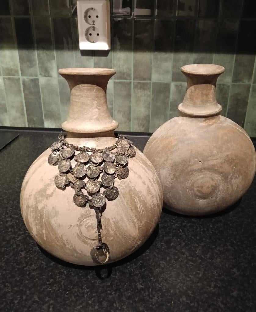 2 sobere/brocante kruiken/kandelaars, Ophalen of Verzenden, Zo goed als nieuw, Overige kleuren, Minder dan 50 cm